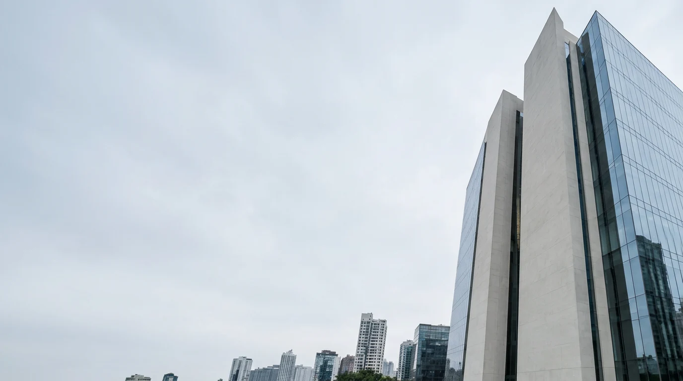 Arquitetura contemporânea, com edifícios de vidro e linhas verticais